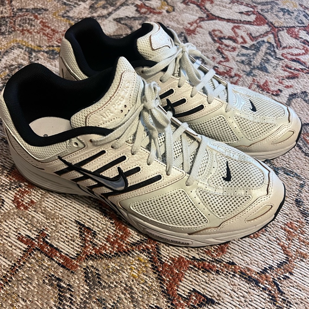 Nike Cream and Black Running Sneakers Air Pegasus